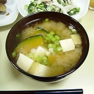 カボチャと豆腐と小ネギの味噌汁☆